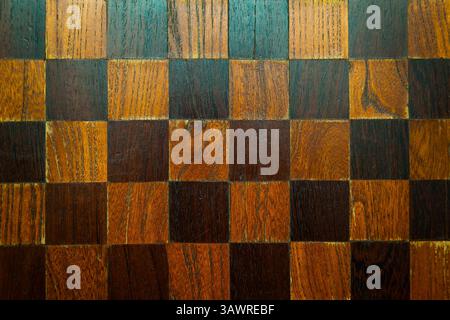 Vecchia scacchiera di legno senza pezzi vista dall'alto Foto Stock