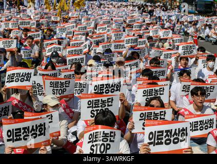 Seoul, Corea del Sud. 20 aprile 2025. I medici dell'Associazione medica coreana e gli studenti di medicina stanno tenendo dei cartelli durante una manifestazione nel centro di Seoul. Migliaia di medici e studenti di medicina si sono radunati nel centro di Seoul chiedendo un rollback completo dell'agenda di riforma sanitaria dell'amministrazione. Credito: SOPA Images Limited/Alamy Live News Foto Stock