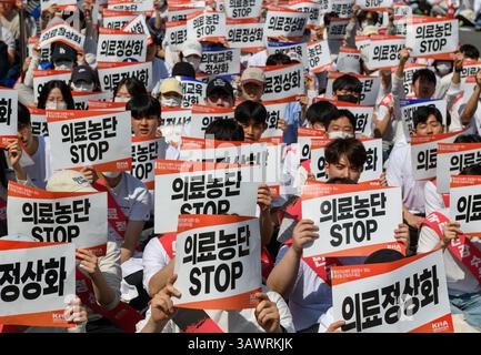 Seoul, Corea del Sud. 20 aprile 2025. I medici dell'Associazione medica coreana e gli studenti di medicina stanno tenendo dei cartelli durante una manifestazione nel centro di Seoul. Migliaia di medici e studenti di medicina si sono radunati nel centro di Seoul chiedendo un rollback completo dell'agenda di riforma sanitaria dell'amministrazione. Credito: SOPA Images Limited/Alamy Live News Foto Stock