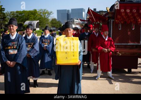 Seoul, Corea del Sud. 20 aprile 2025. Le tavolette spiritose dei re e delle regine Joseon sono portate in un palanchino nel santuario Jongmyo a Seoul, Corea del Sud, il 20 aprile 2025. (Foto di Chris Jung/NurPhoto)0 credito: NurPhoto SRL/Alamy Live News Foto Stock