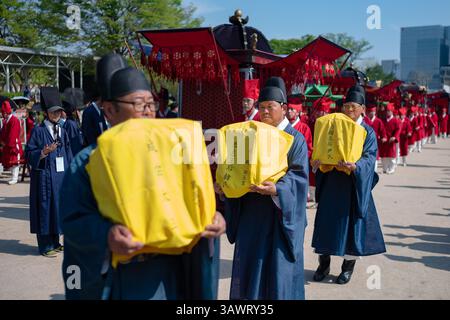 Seoul, Corea del Sud. 20 aprile 2025. Le tavolette spiritose dei re e delle regine Joseon sono portate in un palanchino nel santuario Jongmyo a Seoul, Corea del Sud, il 20 aprile 2025. (Foto di Chris Jung/NurPhoto)0 credito: NurPhoto SRL/Alamy Live News Foto Stock
