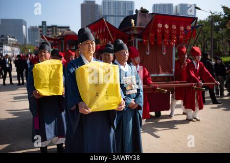 Seoul, Corea del Sud. 20 aprile 2025. Le tavolette spiritose dei re e delle regine Joseon sono portate in un palanchino nel santuario Jongmyo a Seoul, Corea del Sud, il 20 aprile 2025. (Foto di Chris Jung/NurPhoto)0 credito: NurPhoto SRL/Alamy Live News Foto Stock