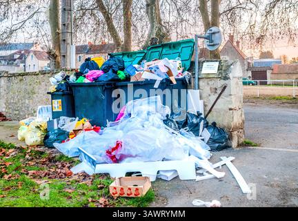 I bidoni della spazzatura pubblica sono pieni e pieni pochi giorni dopo Natale - Francia centrale. Foto Stock
