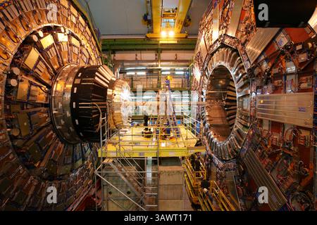 15 giugno 2012 - Cessy, Francia - l'esperimento Compact Muon Solenoid (CMS) è uno dei due grandi rilevatori di fisica delle particelle per impieghi generali costruiti sul Large Hadron Collider (LHC) protonico-protone al CERN in Svizzera e Francia. Circa 3.600 persone, che rappresentano 183 istituti scientifici e 38 paesi, formano la collaborazione CMS che ha costruito e ora aziona il rilevatore. Si trova in una caverna sotterranea a Cessy in Francia, appena oltre il confine da Ginevra. La caccia al bosone di Higgs o alla "particella di Dio" che tiene insieme l'universo è finita. Scienziati del CERN svizzero Foto Stock