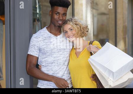 giovane coppia mista che arriva a casa Foto Stock