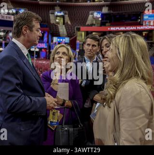 17 luglio 2016 - Cleveland, Ohio, U. S - Paul Manafort il responsabile della campagna di Donald Trump parla con Andrea Mitchell e Deborah Tourness della NBC alla Quicken Arena il giorno prima dell'inizio della Convention Nazionale Repubblicana. (Immagine di credito: © Mark Reinstein via ZUMA Wire) Foto Stock
