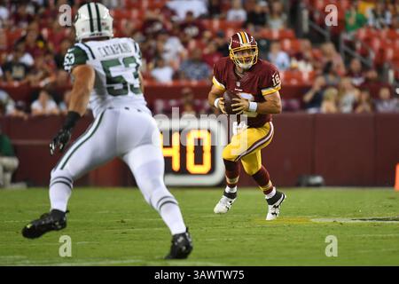 19 AGOSTO 2016 : il quarterback dei Washington Redskins Colt McCoy (16) si arrampica con il pallone all'inizio della partita durante il match pre-stagione tra i New York Jets e i Washington Redskins al FedEx Field di Landover, MD. (Immagine di credito: &Copy; John Middlebrook/Cal Sport Media tramite cavo ZUMA) Foto Stock