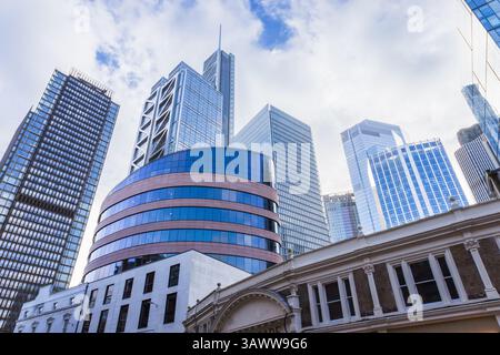 Alti edifici contemporanei con facciate in vetro Foto Stock