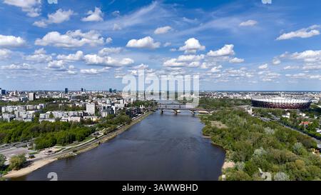 Città con un fiume Wisla che la attraversa e uno stadio sullo sfondo. Il cielo è per lo più limpido con poche nuvole sparse per tutto. Varsavia 20- Foto Stock