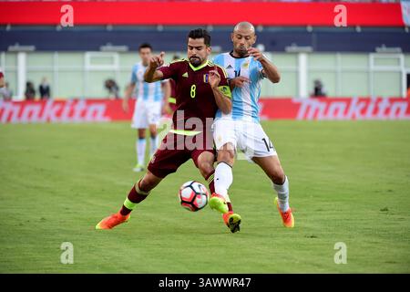 Sabato 18 giugno 2016: Il centrocampista venezuelano Tomas Rincon (8) e il centrocampista argentino Javier Mascherano (14) combattono per il pallone durante la partita di calcio dei quarti di finale della Copa America Centenario tra Argentina e Venezuela tenutasi allo stadio Gillette di Foxborough, Massachusetts. L'Argentina sconfigge il Venezuela 4-1. Eric Canha/CSM(immagine di credito: © Eric Canha/CSM tramite filo ZUMA) Foto Stock