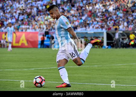Sabato 18 giugno 2016: Il difensore argentino Marcos Rojo (16) in azione durante la partita di calcio di Copa America Centenario tra Argentina e Venezuela tenutasi al Gillette Stadium di Foxborough, Massachusetts. L'Argentina sconfigge il Venezuela 4-1. Eric Canha/CSM(immagine di credito: © Eric Canha/CSM tramite filo ZUMA) Foto Stock