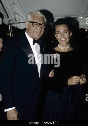 18 febbraio 1984 - Washington, Distretto di Columbia, U. S - la star del cinema Cary Grant e sua moglie Barbara Harris arrivano alla cena di gala della Princess Grace Foundation a Washington DC. (Credito immagine: © Mark Reinstein via ZUMA Wire) Foto Stock