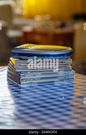 Lettore cd portatile, walkman ® discrnan su una pila di cd Foto Stock