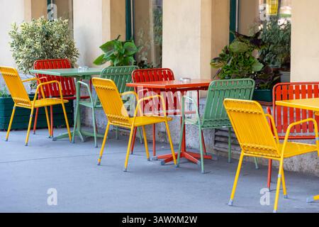 Un caffè all'aperto con tavoli e sedie senza clienti Foto Stock