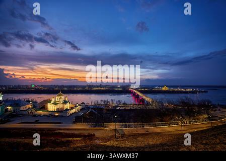 Un incantevole tramonto sul Monastero dell'Annunciazione, Strelka a Nizhny Novgorod, con il Ponte Kanavinsky e il Gatto Alexander Nevsky illuminato Foto Stock