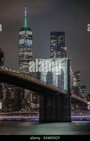 Night view with scenic close-up Brooklyn Bridge and One World, Trade Center, New York City, USA Foto Stock