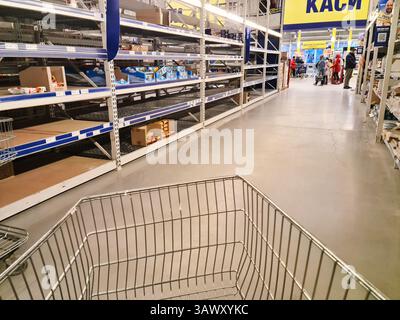 Leopoli, Ucraina - 08 marzo 2022: Scaffali vuoti. Scaffale vuoto con prodotti dolci esauriti nel supermercato. Negozio di alimentari vuoto, gente. cris economico Foto Stock