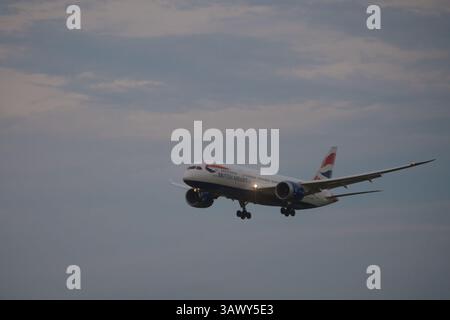 1 agosto 2016 - il volo 229 della British Airways atterra all'aeroporto internazionale di Baltimora Washington da Heathrow nel Regno Unito. Il volo è stato il primo Boeing 787 Dreamliner a iniziare voli diretti giornalieri tra BWI e Heathrow. BWI Marshall è il quarto mercato statunitense a ricevere il servizio Dreamliner dalla British Airways. (Immagine di credito: &Copy; John Middlebrook/Cal Sport Media tramite cavo ZUMA) Foto Stock