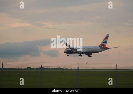 1 agosto 2016 - il volo 229 della British Airways atterra all'aeroporto internazionale di Baltimora Washington da Heathrow nel Regno Unito. Il volo è stato il primo Boeing 787 Dreamliner a iniziare voli diretti giornalieri tra BWI e Heathrow. BWI Marshall è il quarto mercato statunitense a ricevere il servizio Dreamliner dalla British Airways. (Immagine di credito: &Copy; John Middlebrook/Cal Sport Media tramite cavo ZUMA) Foto Stock