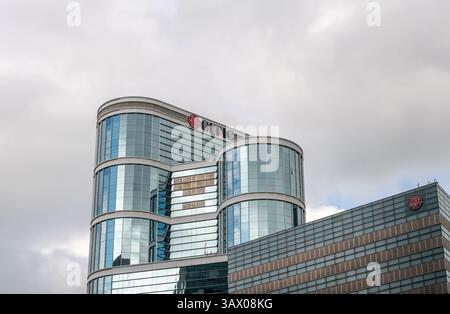 Hong Kong. Cina- 03.03.2025. Una vista sulla strada della Citic Tower nell'Ammiragliato in una giornata nuvolosa, la sede centrale della Citic Pacific Ltd Foto Stock