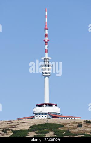 Trasmettitore televisivo e torre di guardia sulla cima del monte Praded. La montagna più alta dei monti Hruby Jesenik, Moravia nella repubblica Ceca. Foto Stock