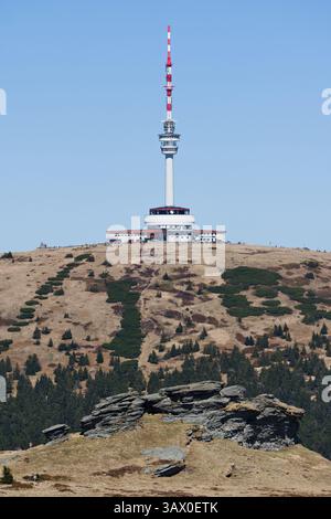 Trasmettitore televisivo e torre di guardia sulla cima del monte Praded. La montagna più alta dei monti Hruby Jesenik, Moravia nella repubblica Ceca. Foto Stock