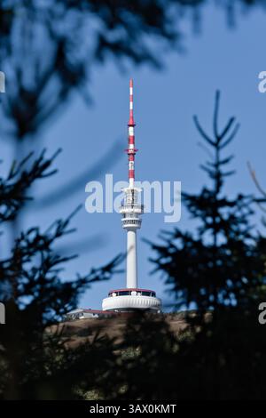 Trasmettitore televisivo e torre di guardia sulla cima del monte Praded. La montagna più alta dei monti Hruby Jesenik, Moravia nella repubblica Ceca. Foto Stock