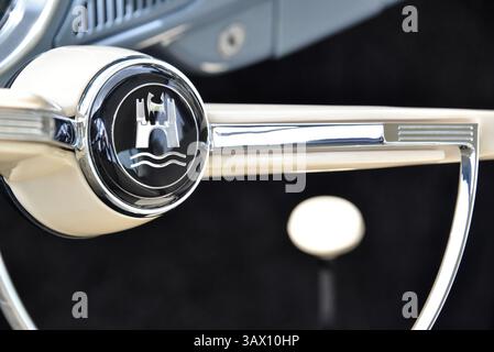 Volante su una Volkswagon classica su un'auto in una mostra automobilistica Foto Stock
