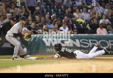 14 giugno 2016 - Chicago, il, USA - Tim Anderson (12) dei Chicago White Sox sbarca in sicurezza nella terza base di fronte all'interbase dei Detroit Tigers Mike Aviles con un triplo durante il terzo inning allo U.S. Cellular Field di Chicago martedì 14 giugno 2016. (Immagine di credito: © Nuccio Dinuzzo/TNS tramite filo ZUMA) Foto Stock