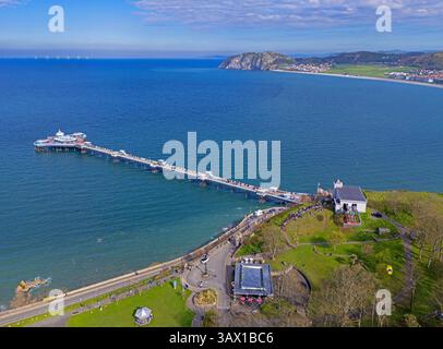 Llandudno, Regno Unito. 04.20.2025 Llandudno Pier crogiolandosi nel bel sole primaverile a High Tide. 20 aprile 2025. Foto Stock