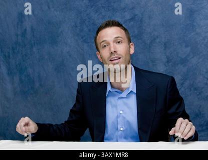 29 settembre 2007 - Hollywood, California, Stati Uniti - il direttore BEN AFFLECK ha promosso "Gone Baby Gone". Benjamin Geza Affleck-Boldt (New York, 15 agosto 1972), meglio conosciuto come Ben Affleck, è un attore e regista statunitense. Ha iniziato la sua carriera come attore bambino, recitando nella serie educativa della PBS The Voyage of the Mimi (1984, 1988). In seguito è apparso nella commedia Dazed and Confused (1993), film tra cui Chasing Amy (1997) e Dogma (1999). Affleck ha guadagnato fama quando lui e l'amico d'infanzia M. Damon hanno vinto il Golden Globe e l'Academy Award per la migliore sceneggiatura originale per Good Will Hunt Foto Stock