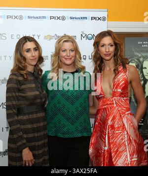 26 luglio 2016 - New York, New York, Stati Uniti - (L-R) attrice e scrittrice Sarah Megan Thomas, attrici Anna Gunn e attrice Alysia Reiner che partecipano alla proiezione Mamarazzi di "Equity" al Crosby Street Theater il 26 luglio 2016 a New York City (immagine di credito: © Serena Xu/Ace Pictures via ZUMA Press) Foto Stock