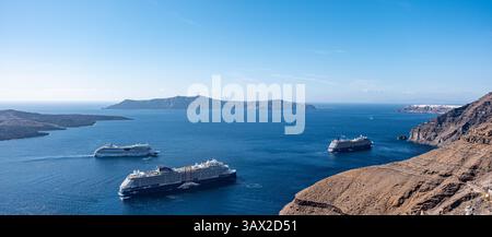 SANTORINI, GRECIA - 23 ottobre 2024: Tre navi da crociera a Santorini Grecia Foto Stock