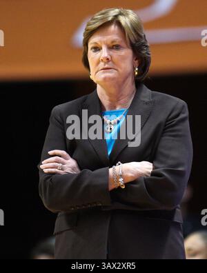 28 giugno 2016 - PAT SUMMITT, la leggendaria allenatrice femminile di pallacanestro della University of Tennessee, è morta in Tennessee, la Pat Summitt Foundation ha annunciato questa mattina. Aveva 64 anni. FOTO FILE: 22 dicembre 2010 - Knoxville, Tennesee., Stati Uniti - Tennessee Lady Vols allenatore Pat Summit durante la partita contro i ETSU Lady Bucs alla Thompson Boling Arena. (Immagine di credito: © Randy Sartin/Cal Sport Media/ZUMAPRESS.com) Foto Stock