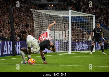 Madrid, Spagna. 20 aprile 2025. Madrid, Spagna. 20 aprile 2025. Vinicius Jr. Del Real Madrid visto in azione durante la partita EA SPORTS la Liga tra il Real Madrid e l'Athletic Club allo stadio Santiago Bernabéu. Crediti: D. Canales Carvajal/Alamy Live News Foto Stock