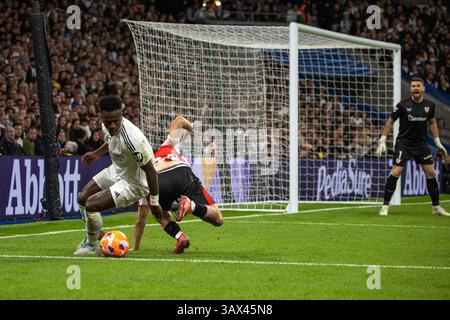 Madrid, Spagna. 20 aprile 2025. Madrid, Spagna. 20 aprile 2025. Vinicius Jr. Del Real Madrid visto in azione durante la partita EA SPORTS la Liga tra il Real Madrid e l'Athletic Club allo stadio Santiago Bernabéu. Crediti: D. Canales Carvajal/Alamy Live News Foto Stock