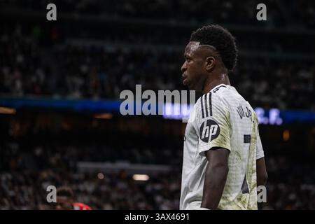 Madrid, Spagna. 20 aprile 2025. Madrid, Spagna. 20 aprile 2025. Vinicius Jr. Del Real Madrid visto in azione durante la partita EA SPORTS la Liga tra il Real Madrid e l'Athletic Club allo stadio Santiago Bernabéu. Crediti: D. Canales Carvajal/Alamy Live News Foto Stock