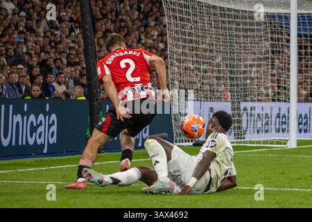 Madrid, Spagna. 20 aprile 2025. Madrid, Spagna. 20 aprile 2025. Vinicius Jr. Del Real Madrid visto in azione durante la partita EA SPORTS la Liga tra il Real Madrid e l'Athletic Club allo stadio Santiago Bernabéu. Crediti: D. Canales Carvajal/Alamy Live News Foto Stock