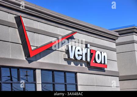 Springfield, Missouri - 22 marzo 2019: Cartellonistica Verizon Store. Verizon, un conglomerato di telecomunicazioni americano, offre wireless ad alta capacità Foto Stock