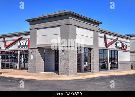 Springfield, Missouri - 22 marzo 2019: Cartellonistica Verizon Store. Verizon, un conglomerato di telecomunicazioni americano, offre wireless ad alta capacità Foto Stock