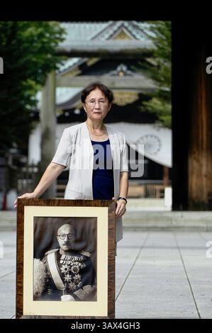 Yuko Tojo, nipote del leader giapponese in tempo di guerra, il generale Hideki Tojo, posa con una foto di suo nonno fuori dal santuario Yaskuni a Tokyo. Gen. H Foto Stock