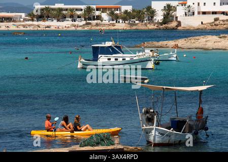 2 settembre 2015 - Formentera, Spagna - Spiaggia di Els Pujols a Formentera con barca da pesca tradizionale e kayak nella giornata estiva. Barche LlaÃ¼t. (Immagine di credito: © Sergi Reboredo/ZUMA Wire/ZUMAPRESS.com) Foto Stock