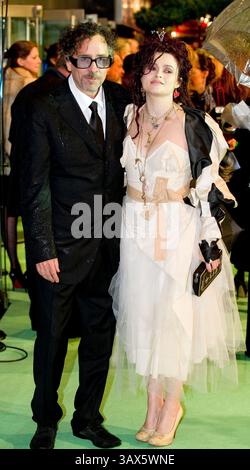 25 febbraio 2010 - Mcc0020754.la prima mondiale di Alice nel paese delle meraviglie di Tim Burton. Tim Burton con la moglie Helena Bonham Carter - la Regina Rossa.25/2/2010 (immagine di credito: © Geoff Pugh/ZUMApress.com) Foto Stock
