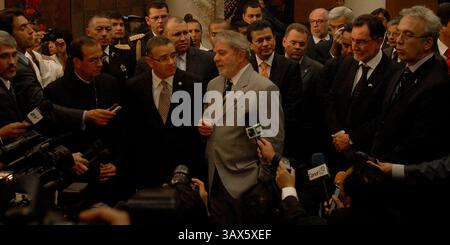 26 febbraio 2010. Il presidente brasiliano Luiz Inacio LULA da SILVA (C) parla con i media accanto al presidente di El Salvador MAURICIO FUNEZ (2° L) a San Salvador. Lula da Silva è in visita ufficiale in El Salvador per ratificare gli accordi di cooperazione nelle politiche di sviluppo agricolo, sociale e sportivo come strategia per migliorare i legami tra le due nazioni (immagine di credito: © Leonardo Baldovinos/ZUMA Press) Foto Stock