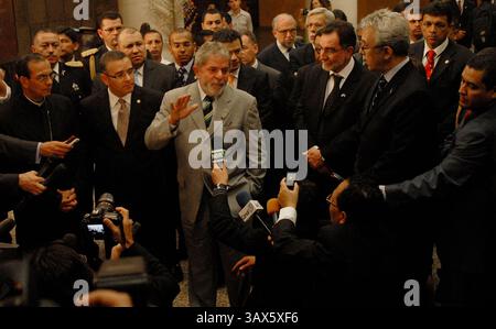 26 febbraio 2010. Il presidente brasiliano Luiz Inacio LULA da SILVA (C) parla con i media accanto al presidente di El Salvador MAURICIO FUNEZ (2° L) a San Salvador. Lula da Silva è in visita ufficiale in El Salvador per ratificare gli accordi di cooperazione nelle politiche di sviluppo agricolo, sociale e sportivo come strategia per migliorare i legami tra le due nazioni (immagine di credito: © Leonardo Baldovinos/ZUMA Press) Foto Stock