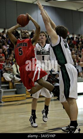 27 febbraio 2010 - St. Petersburg, Florida, USA - DANIEL WALLACE | Times. TP 318924 WALL bball 8 (02/27/2010 Tampa) Dionta Hubbard di Clearwater (5) tenta un bastone durante il terzo periodo come John Holland di Sickles (1) e Eric Taris (34) difendono. SECONDO TEMPO: La finale regionale di basket maschile di classe 5A, Clearwater alla Sickles High School. Sickles ha vinto 48-46. [DANIEL WALLACE, Times] (immagine di credito: © St. Petersburg Times/ZUMApress.com) Foto Stock