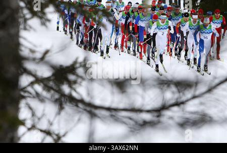 28 febbraio 2010 - Whistler, BC, Canada - WHISTLER, BC: FEBBRAIO 28, 2010 -- i concorrenti iniziano i 50 KM DI Mass Start maschili al Whistler Olympic Park , a Whistler, BC, durante i Giochi Olimpici del 2010, domenica 28 febbraio 2010. (Peter J. Thompson / Canwest News Service) CNS-OLY-XCanada (immagine di credito: © CanWest/ZUMApress.com) Foto Stock