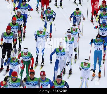 28 febbraio 2010 - Whistler, BC, Canada - WHISTLER, BC: FEBBRAIO 28, 2010 -- i concorrenti prendono parte ai 50 KM DI Mass Start maschili al Whistler Olympic Park , a Whistler, BC, durante i Giochi Olimpici del 2010, domenica 28 febbraio 2010. Il norvegese Petter Northug ha vinto la medaglia d'oro. (Peter J. Thompson / Canwest News Service) CNS-OLY-XCanada (immagine di credito: © CanWest/ZUMApress.com) Foto Stock