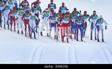 28 febbraio 2010 - Whistler, BC, Canada - WHISTLER, BC: FEBBRAIO 28, 2010 -- il norvegese Petter Northug (CENTRO n. 1) conduce la partenza dei 50 KM DI Mass Start maschili al Whistler Olympic Park , a Whistler, BC, durante i Giochi Olimpici del 2010, domenica 28 febbraio 2010. Northug ha vinto la medaglia d'oro mentre il canadese Devon Kershaw ha appena perso il podio piazzandosi 5°. (Peter J. Thompson / Canwest News Service) CNS-OLY-XCanada (immagine di credito: © CanWest/ZUMApress.com) Foto Stock