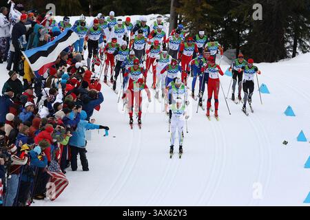 28 febbraio 2010 - Whistler, BC, Canada - WHISTLER, BC: FEBBRAIO 28, 2010 -- i concorrenti prendono parte ai 50 KM DI Mass Start maschili al Whistler Olympic Park , a Whistler, BC, durante i Giochi Olimpici del 2010, domenica 28 febbraio 2010. Il norvegese Petter Northug ha vinto la medaglia d'oro. (Peter J. Thompson / Canwest News Service) CNS-OLY-XCanada (immagine di credito: © CanWest/ZUMApress.com) Foto Stock
